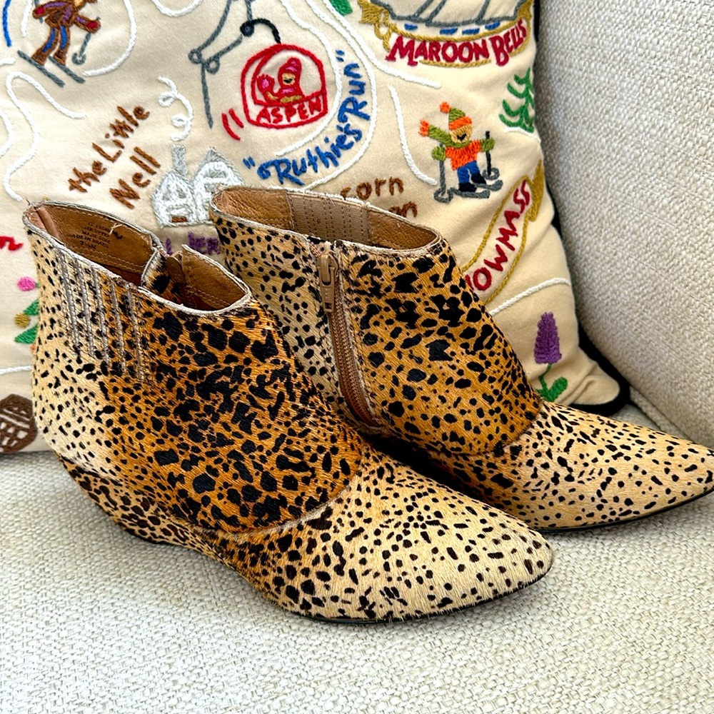 Chic Leopard Print Ankle Boots - Picture 4 of 14